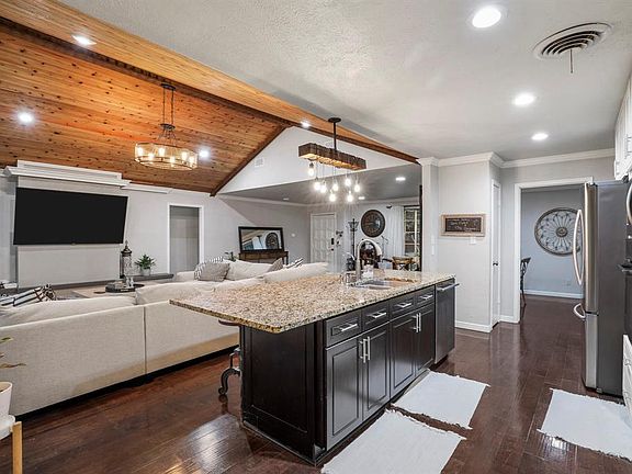 3rd image of 2633 Brookview Dr