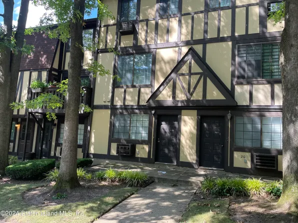 18 Elmwood Park Dr, Staten Island, NY 10314