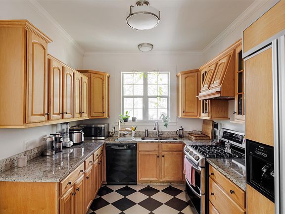 5th image of 902 E 13th St #A