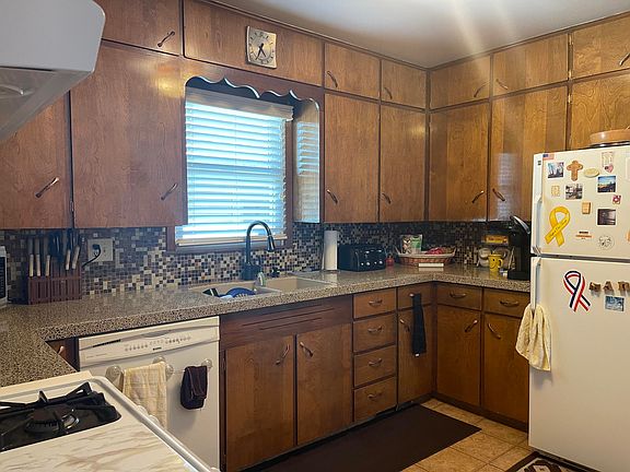 4th image of 2755 Avenue B