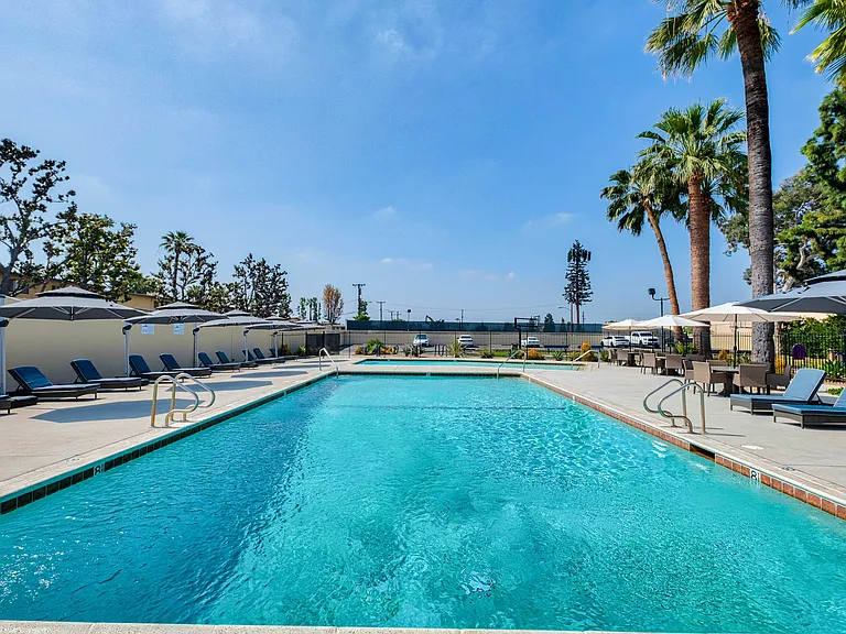 Serrano Apartments — Photo 43