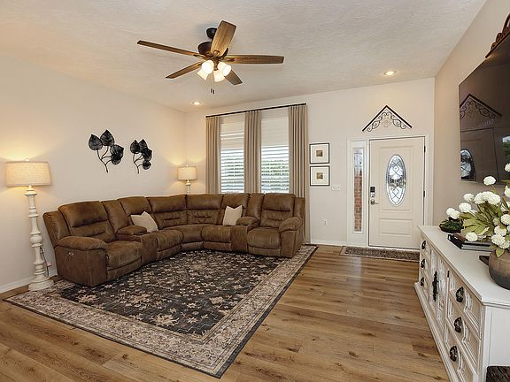 3rd image of 1520 Spring Hills Street