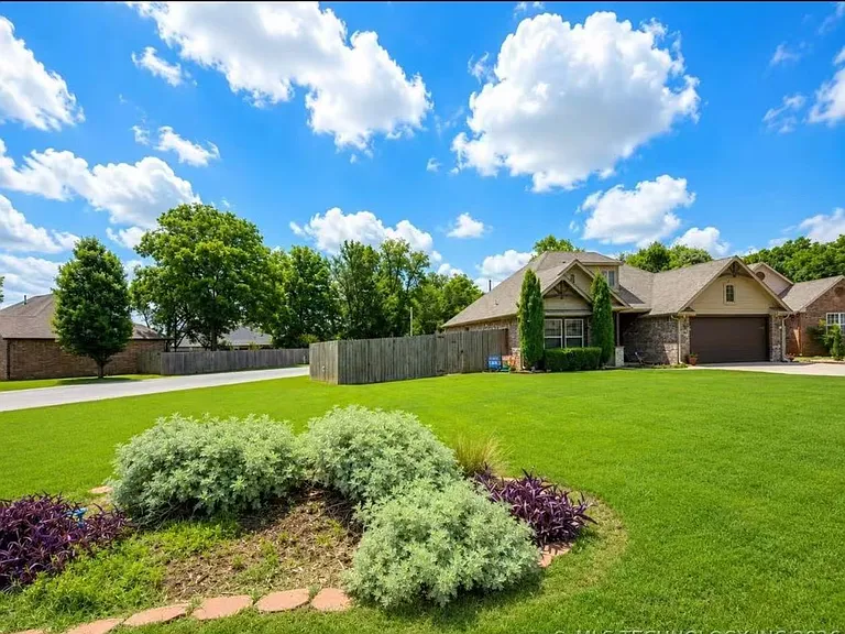 635 Meadows Cir — Photo 2