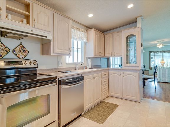 2nd image of 270 Lakeside Dr
