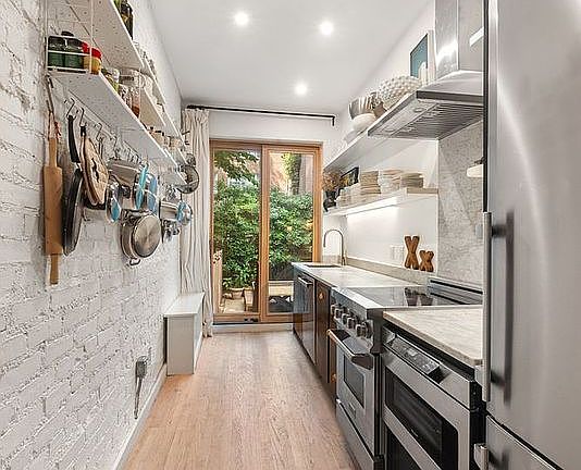 4th image of 151 E 29th St