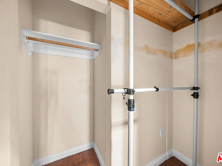 980 S Oxford Ave #202 — Photo 11