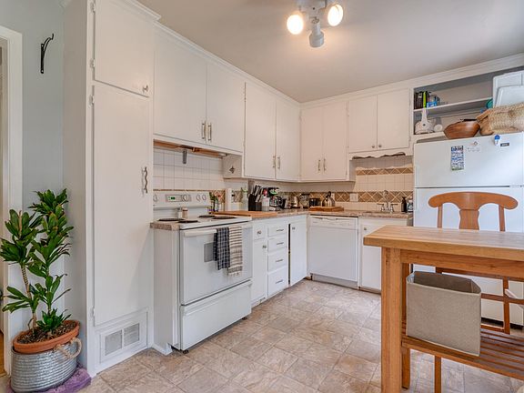 4th image of 7608 Briar Dr