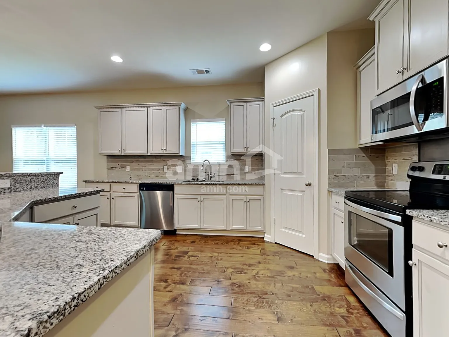 5 bed, 3.0 bath, 3542 sqft, $3,035 — Photo 3