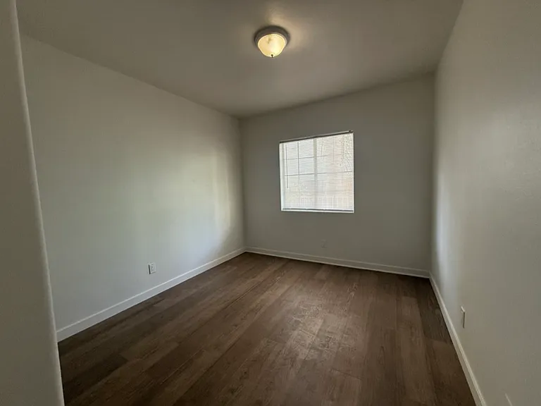 934 W 84th St #6 — Photo 7