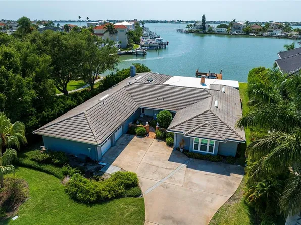 22 S Pine Cir, Belleair, FL 33756