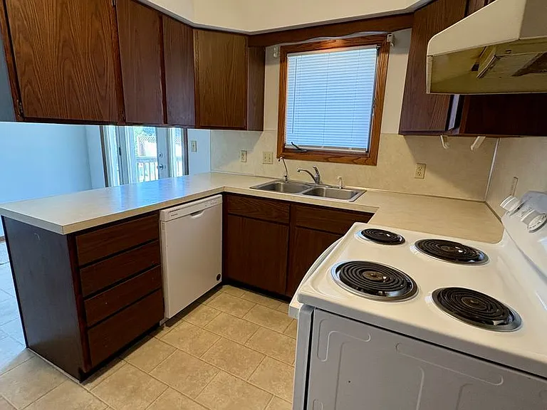 340 Olympic Dr — Photo 2