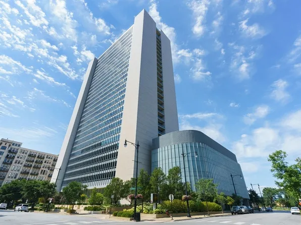 500 W Superior St APT 802, Chicago, IL 60610