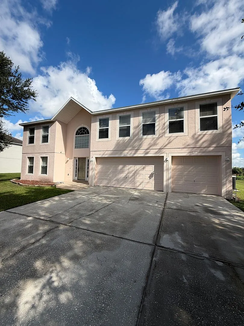 Spacious 6-Bedroom Home with Loft & 3-Car Garage — Photo 2