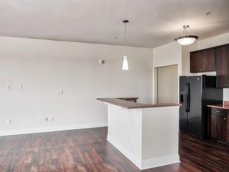 Maxwell Apartments — Photo 13