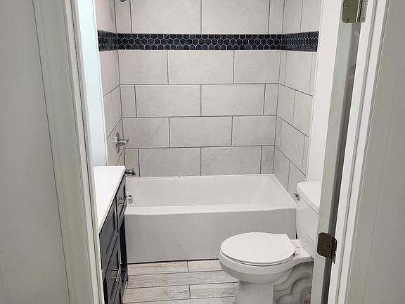 4th image of 1703 E Lincoln St