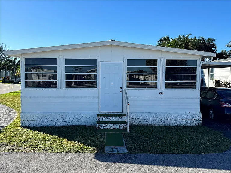 3028 Lakeshore Dr — Photo 3
