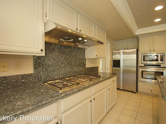 3rd image of 833 Buckingham Pl