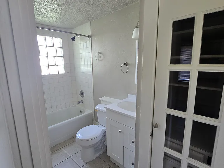 307 W Rollins Pl — Photo 10