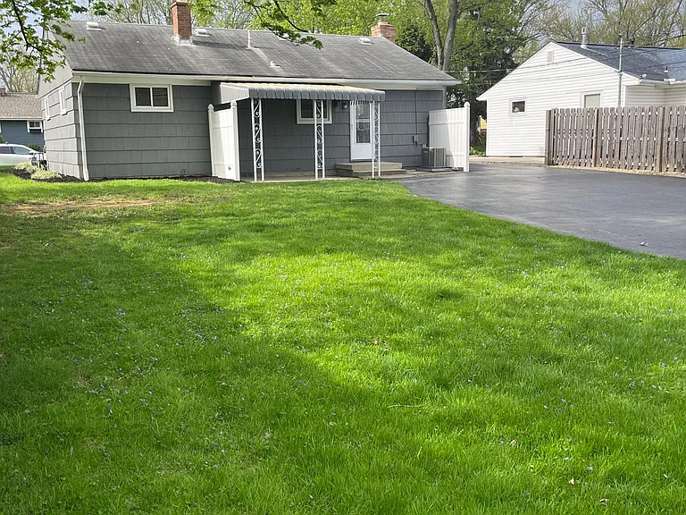 2174 Edgevale Rd — Photo 2