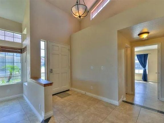 Front door entry way. Beautiful high cielings!