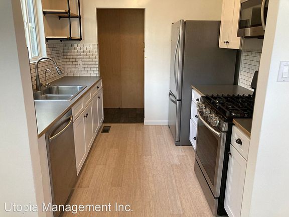 3rd image of 422 E Fairview Blvd