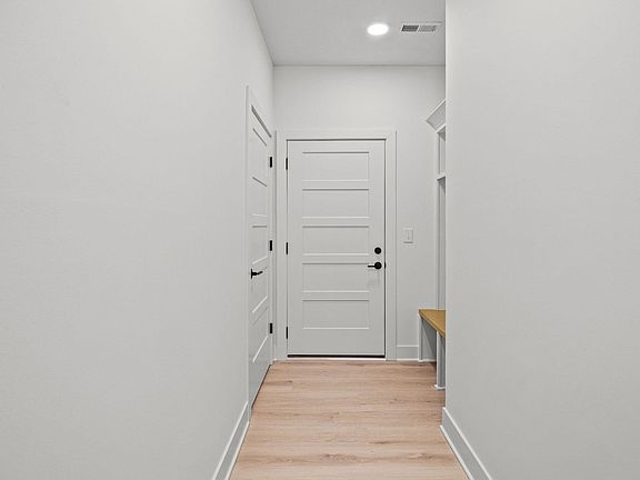 4th image of 111 Parkerwood Ln W
