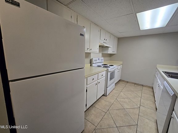 3rd image of 15251 Parkwood Dr N #B
