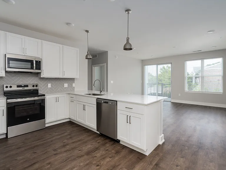 Knob Hill Apartments — Photo 1