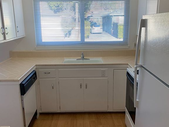 4th image of 139-141 Hobart Ave #141