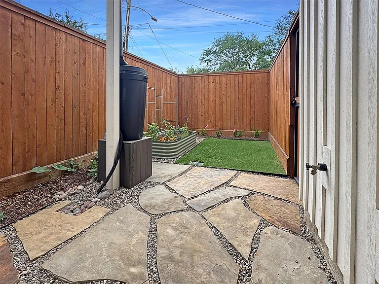 408 Pecore St — Photo 37