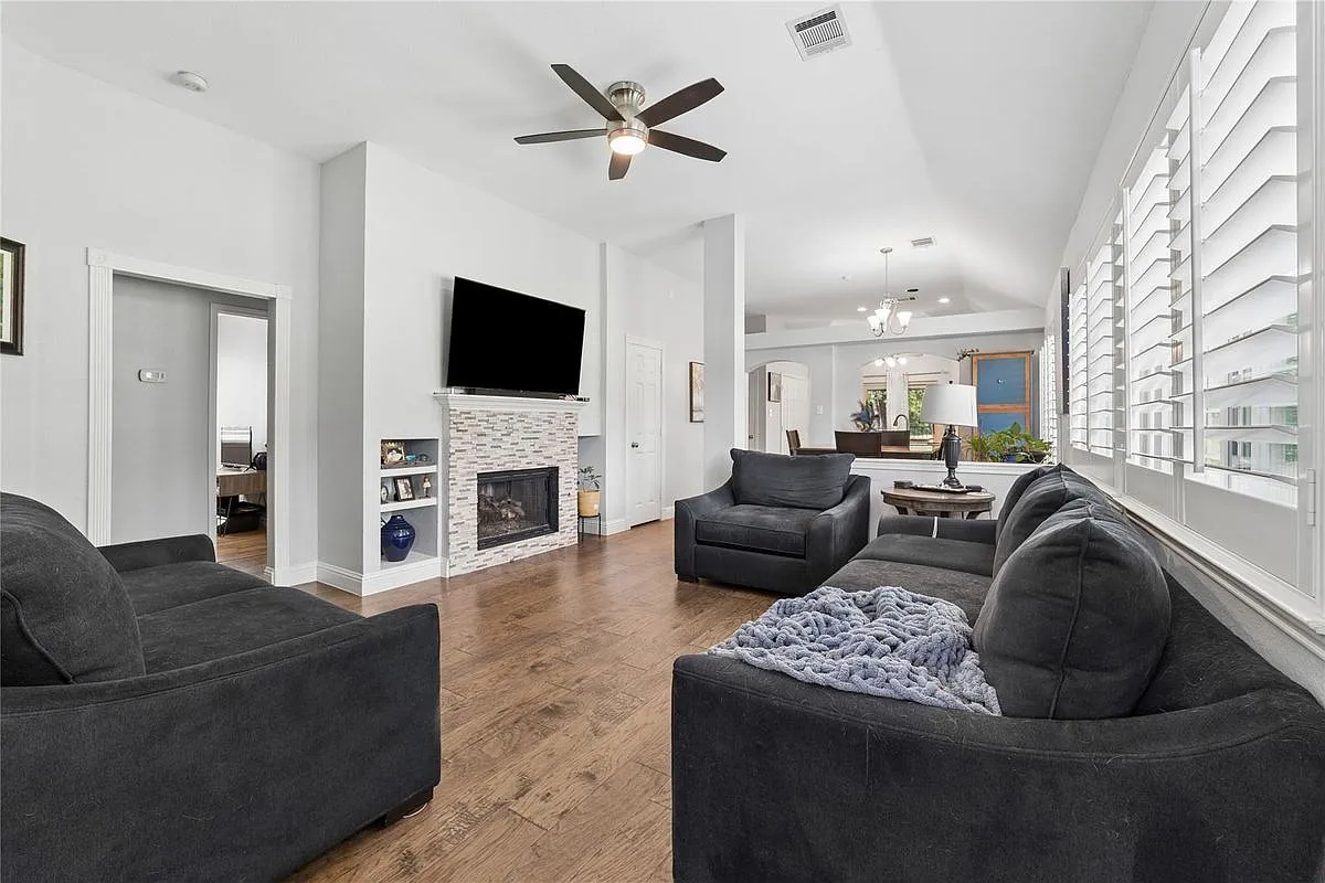 3 bed, 2.0 bath, 1500 sqft, $2,450 — Photo 3