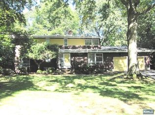 195 Harwood Pl, Paramus, NJ 07652