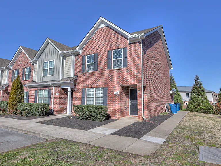 4325 Aurora Cir — Photo 2