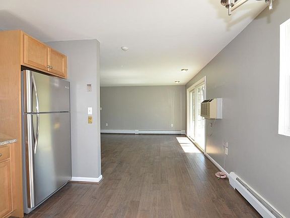 3rd image of 88 Edgelawn Ave APT 10
