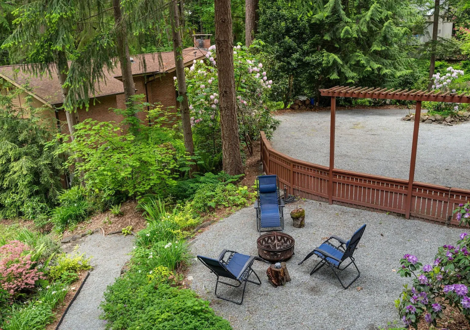 4BR 4BA The Treed Inn - Firepit, Outdoor Dining and Yard — Photo 4