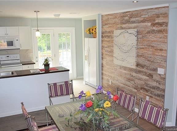 5th image of 1124 Laurel Ln