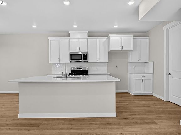 3rd image of 18675 SW Sugarloaf Ln