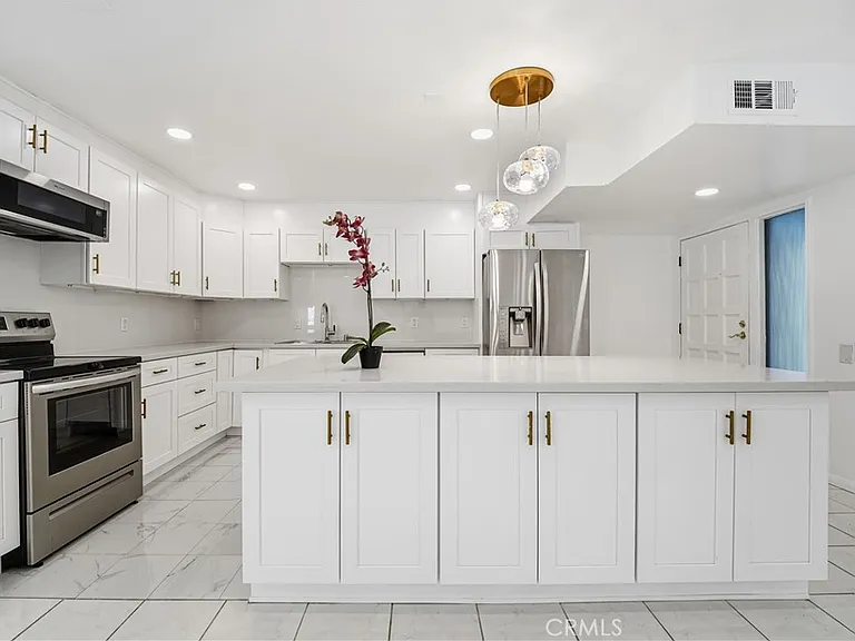5301 Balboa Blvd #F7 — Photo 16