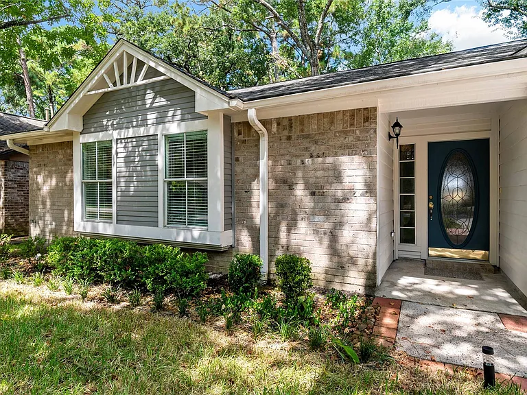 9 Brentwood Oaks Ct — Photo 1