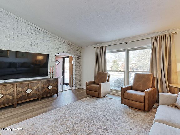 5th image of 320 Brentford Ct