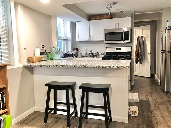 3rd image of 3112 N Kenmore Ave Unit G