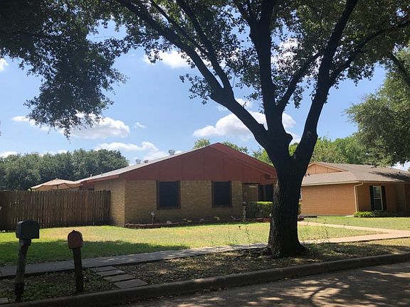 3rd image of 2702 Branch Oaks Dr