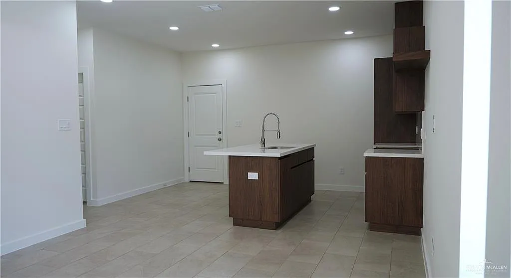 2 bed, 2.0 bath, 902 sqft, $1,250 — Photo 2