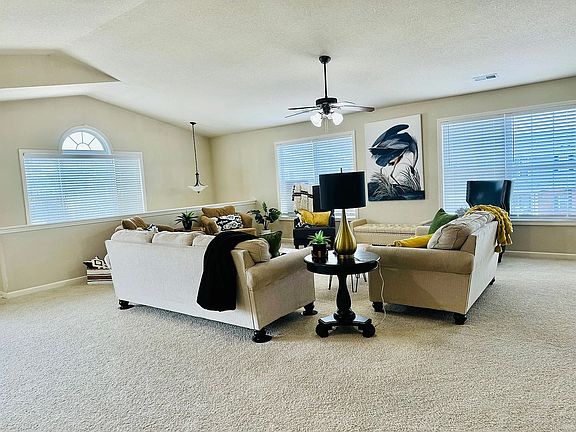 5th image of 106 Essex Ln