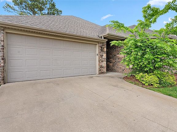 2nd image of 106 NE Larkspur Ln