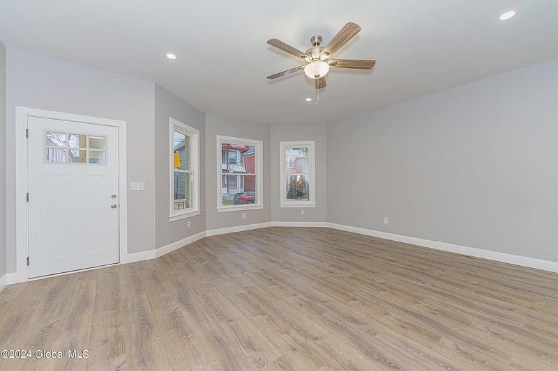 4th image of 808 Stanley Street