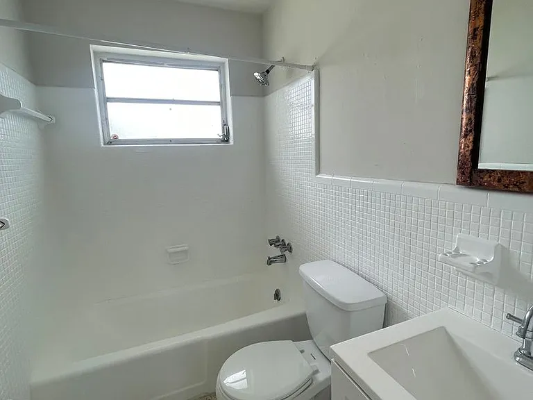 70 SW 30th Ave — Photo 9