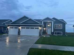 3273 45th Ave S, Grand Forks, ND 58201