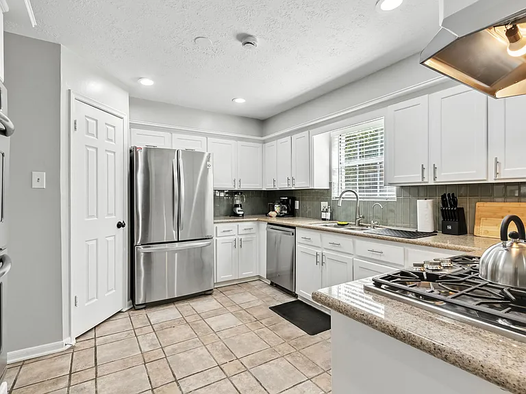 17403 Spicewood Springs Ln — Photo 7