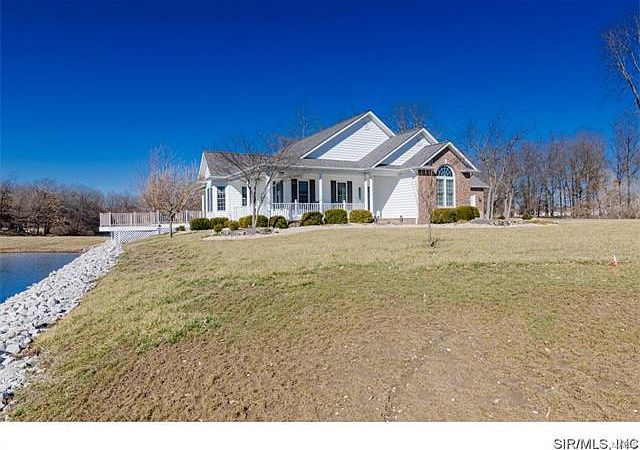 1st image of 995 Lakeview Dr